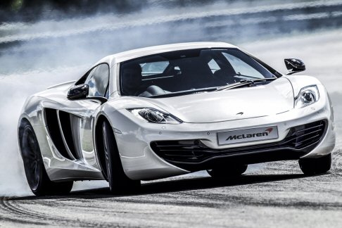 McLaren - Per i pi esigenti sar possibile avvalersi dell opzione Driver Zone, che permette di scegliere tutti i rivestimenti della zona lato guida. 