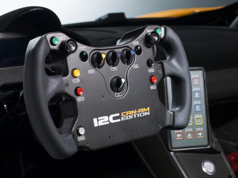 Mc Laren - A bordo lambiente  racing. Due sedili neri da corsa, con cinture di sicurezza a sei punti dattacco, e una roll-bar specificata per le competizioni si accompagnano al volante della 12C GT3.