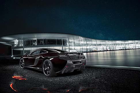 McLaren - La verniciatura  proposta nella tinta Agrigan Black, sviluppata da McLaren, un nero metallizzato miscelato con il rosso rubino, che conferisce alla carrozzeria dei riflessi particolari. 