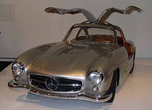 Mercedes - Mercedes-Benz 300SL Gullwing coup del 1955 si distingue per un design innovativo e iconico, esposizone esclusica di Ralph Lauren in mostra a Parigi 