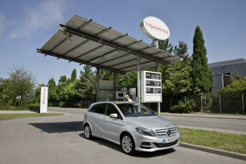 Mercedes - Il futuro della Casa di Stoccarda punta quindi alleconomicit,settore strategico in periodi di crisi, scommettendo sulla nuova Mercedes Classe B NGT, per risollevare i magri dati di vendita del settore automotive, in crisi sempre pi profonda. 