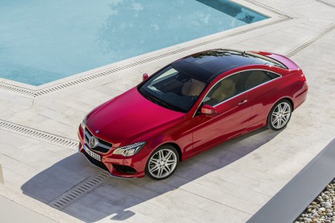 Mercedes-Benz - La caratteristica principale del nuovo look di Mercedes Classe E Coup e Cabrio  riconoscibile nella parte anteriore, modificata con nuovi fari che comprendono una sola lente proiettore su tutti gli elementi funzionali.