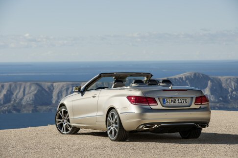 Mercedes-Benz - L'interno  caratterizzato dalla console centrale ridisegnata senza leva del cambio, cos come il volante multifunzione a tre razze con leva DIRECT SELECT e comandi del cambio in combinazione con il cambio automatico.