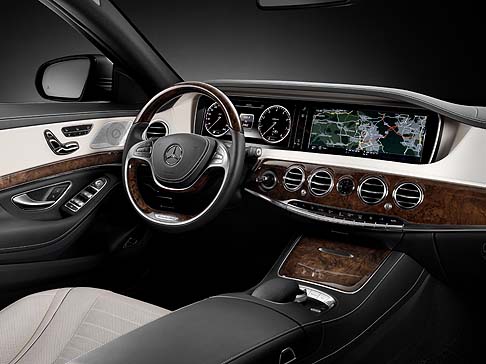 Mercedes-Benz - La nuova Classe S  offerta in due versioni: PREMIUM e MAXIMUM. La Classe S PREMIUM  la versione entry-level, pensata per i Clienti alla ricerca di un equipaggiamento funzionale ma tecnologico.