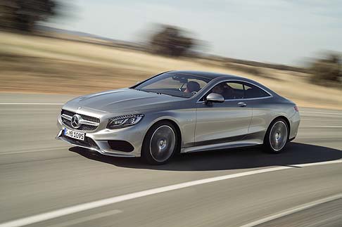 Mercedes-Benz - Di serie la Classe S Coup adotta un tetto Panorama che si estende per due terzi dellintera superficie del tetto.