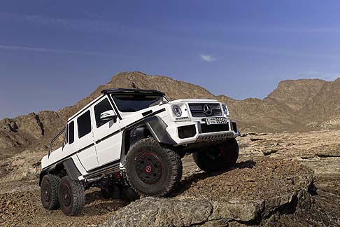 Mercedes-Benz - Nonostante la mole La Mercedes G63 AMG 6X6 garantisce prestazioni ottimali e quasi inaspettate: scatto da 0 a 100 km/h in circa 6 secondi per una velocit massima di 160 km/h. 