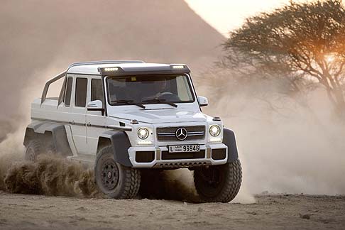 Mercedes-Benz - Per affrontare terreni impegnativi anche per i tradizionali suv dalla vocazione off-road, il G 63 AMG 6x6  dotato di cinque bloccaggi dei differenziali, di assi a portale e di un sistema di regolazione della pressione delle gomme.