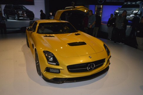 Mercedes-Benz - Con la nuova SLS AMG Coup Black Series, Mercedes-AMG presenta la versione high-end del leggendario modello ad ali di gabbiano. 