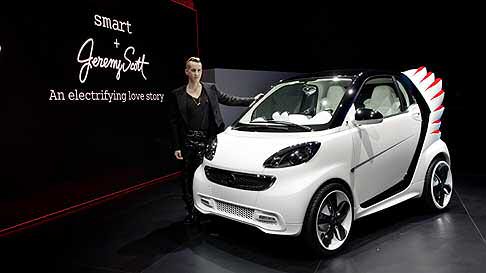 Mercedes-Benz - Spazio alla creativit, infine, con la Smart forjeremy che spicca, letteralmente, il volo con le ali disegnate dal noto stilista Jeremy Scott.