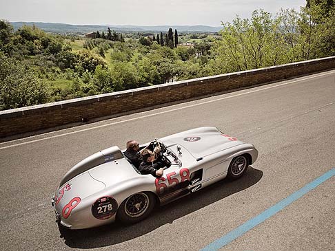 Mercedes-Benz - Bernd Maylnder, attuale pilota della Safety Car ufficiale di F1 garegger a bordo di una 300 SL (W 198).