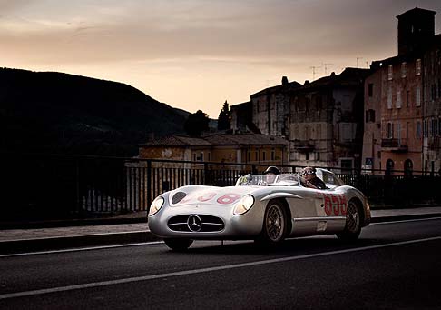 Mercedes-Benz - Questanno la Mille Miglia inizia il 15 maggio 2013 con il collaudo tecnico a Brescia. Il numero di vetture autorizzate questanno a prendere parte alla gara (400) rappresenta un record.