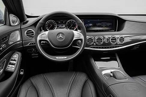 Mercedes-Benz - Il volante sportivo AMG con corona dal profilo marcato, pelle traforata sull'impugnatura e comandi del cambio in alluminio, permette un controllo perfetto della vettura. 