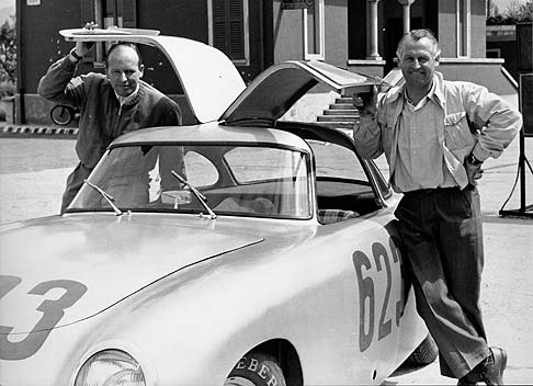 Mercedes-Benz - In dettaglio, il 16 maggio la nuova Classe S saluter la partenza della Mille Miglia dal Teatro Grande di Brescia, insieme alla Mercedes-Benz 220 SE (W 111) che partecip nel 1961.