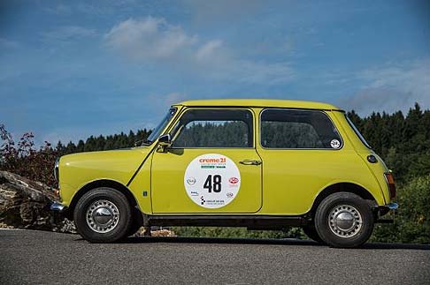 Mini - Il dodicesimo Creme 21 Youngtimer Rally di Spa vede tra le indiscusse protagoniste unauto storica come la classica Mini Mark III del BMW Group Classic, che si distingue per il suo look giallo Citron e per la storia televisiva.