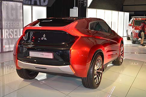 Mitsubishi - Il sistema ibrido assicura una potenza complessiva di 120 kw e garantisce unautonomia di 85 km in modalit full electric con consumi pari a un litro ogni 28 km in modalit ibrida.