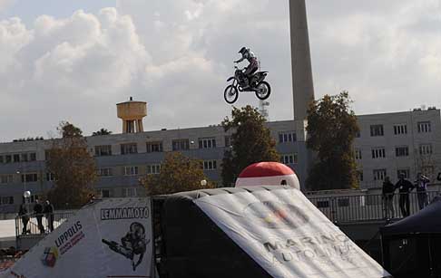 Freestyle - Motocross salti acrobatici con la moto Yamaha YZ 250