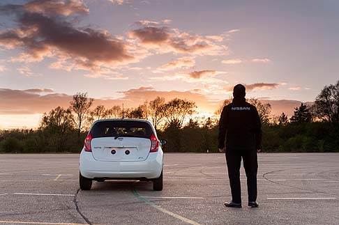 Nissan - Per studiare la reale efficacia della vernice, in modo da renderla disponibile sui veicoli della gamma, il centro di tecnologia Nissan sottoporr questa versione tutta particolare della Note ad una serie di prove, in svariate condizioni ambientali.