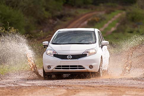 Nissan - In dettaglio, questa nuova tecnologia, denominata UltraEver Dry, crea uno strato protettivo di aria tra la vernice e l'ambiente, che impedisce allo sporco di stagnare sulla carrozzeria, creando aloni e macchie.