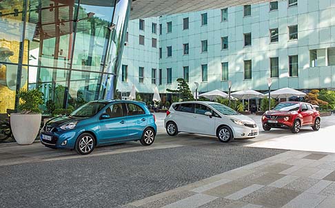 Nissan - Marion illustra i dettagli stilistici della nuova Note come la griglia frontale a nido d'ape laccata grigio scuro, le luci anteriori a forma di un occhio umano, l'ampio parabrezza che assicura visibilit e contribuisce anche all'aerodinamica.