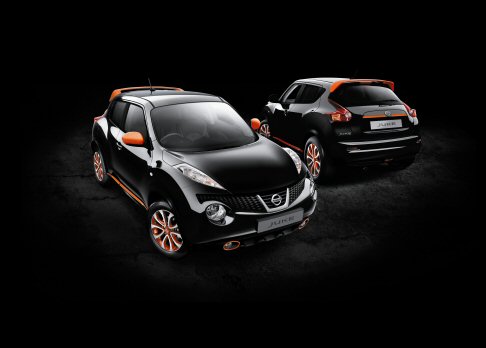 Nissan - Conclude il catalogo lExclusive Pack, che prevede le calotte degli specchietti e lo spoiler al tetto nella colorazione Orange Racing. 