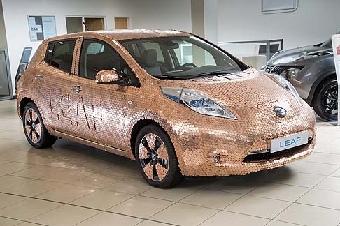 Nissan - La scelta delle monete indica leconomicit del suo utilizzo, i cui costi di gestione risultano pari a 0,02 sterline a miglio e meno di 0,02 euro a km.