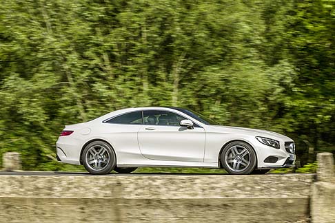 Mercedes-Benz - In dettaglio, il sistema MAGIC BODY CONTROL con la funzione di inclinazione in curva, consente alla vettura di inclinarsi in curva come se fosse un motociclista o uno sciatore.