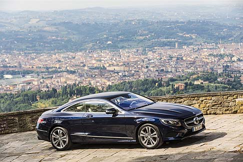 Mercedes-Benz - La funzione di inclinazione in curva  una delle tre modalit di marcia selezionabili con linterruttore ABC (Curve, Comfort, Sport) ed  attiva nella gamma di velocit compresa tra 15 e 180 km/h.