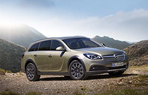 Opel - Disponibile in versione berlina, Country Tourer e OPC, la nuova Opel Insignia si presenta nella variante quattro porte con trasmissione manuale a sei rapporti e dispositivo Start/Stop con valori sui consumi pari a 3,7 litri per 100 km nel ciclo misto.