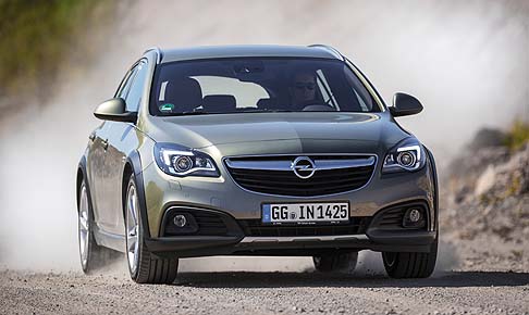 Opel - Opel Insignia Country Tourer adotta potenti motori turbo come il benzina SIDI 2 litri a iniezione diretta da 184 kW/250 CV (non offerto in Italia), il 2.0 CDTI 163 cv o il potente BiTurbo CDTI 2.0. 