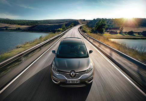 Renault - Renault ci anticipa qualche immagine e alcune informazioni sulla premiere del suo stand, la nuova Espace, crossover dalle proporzioni generose, ma anche elegante e innovativo.