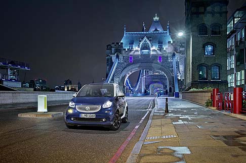 Smart - La nuova forfour condivide molti elementi di design con la fortwo. La differenza tra i due modelli si coglie nel profilo laterale.