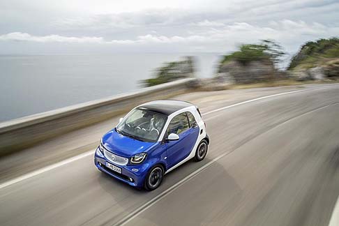 Smart - La nuova gamma Smart sar disponibile sui mercati europei a partire da novembre prossimo ad un prezzo di listino pari a circa 12.000 euro per la Smart Fortwo 70 con motore da 71 CV.