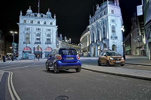 Smart - La smart fortwo presenta unampia porta che si estende fino al montante posteriore, con un cristallo privo di cornice. 