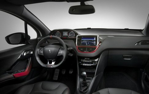 Peugeot - Pi aggressiva risulta, invece, la Peugeot 208 GTi grazie alla presenza di minigonne laterali, nuovi fari alogeni ed un badge identificativo all'altezza del secondo montante. 