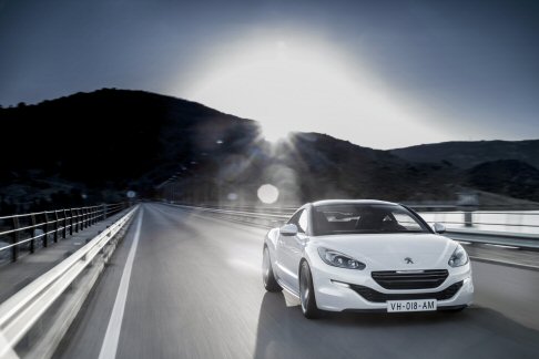 Peugeot - Nello stand Peugeot, i visitatori potranno scoprire la nuova RCZ che sveler le sue carte vincenti. La nuova RCZ adotta un frontale inedito, mentre il posteriore appare pi sportivo grazie alla alle curve del padiglione dalla doppia bombatura.