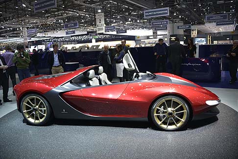 Pininfarina - Nel posteriore le luci reinterpretano i temi circolari della storia Pininfarina-Ferrari. Il cofano motore posteriore riprende la grafica a fori circolari di altre realizzazioni storiche dellatelier. 