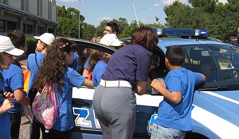 Gli Eco viaggi di GulliCAR - Polizia con in mano la radio della volante