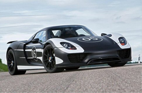 Porsche - La meccanica  da sportiva pura: il V8 di 4.6 litri  collocato in posizione centrale, il telaio monoscocca  di plastica rinforzata da fibra di carbonio, le sospensioni sono a quadrilateri davanti, multlink a regolazione elettronica dietro.