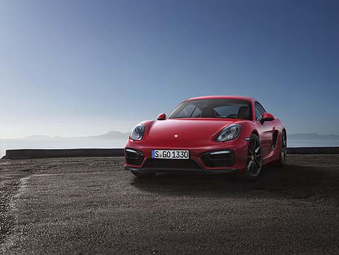 Porsche - La Boxster GTS scatta da 0 a 100 km/h in 4,7 secondi, mentre la Cayman GTS impiega un decimo di secondo in meno nel passaggio da fermo a 100 km/h.