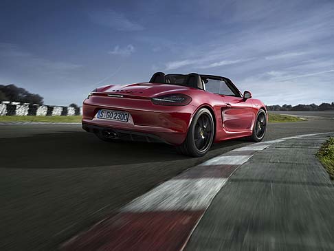 Porsche - Tutto questo entusiasmante dinamismo permette alle Boxster GTS e Cayman GTS di offrire unottima dinamica di guida e un comfort di guida al top. 