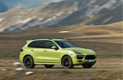 Porsche - A met strada tra la Cayenne S e la Cayenne Turbo, la Porsche Cayenne GTS aspira a dominare il mercato grazie alle sua accresciuta sportivit, promettendo senza deludere grande divertimento alla guida. 