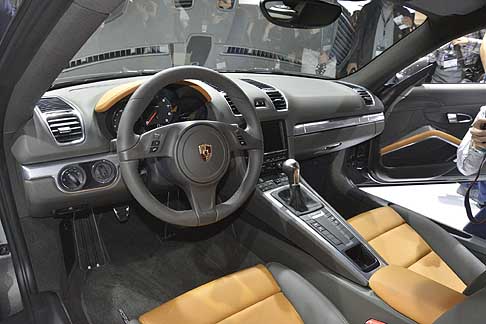 Porsche - Fra gli optional debutta invece il cruise control adattivo. Troviamo, infine, limpianto frenante carboceramico PCCB e il PTV (Porsche Torque Vectoring). 