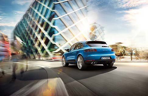 Porsche - Macan S  abbinato al motore a benzina, biturbo V6 3.0 litri da 340 Cv con trazione integrale attiva e cambio 7 marce PDK a doppia frizione.