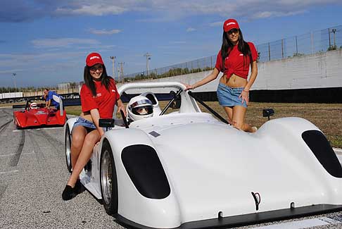 Formula - Ragazze e la monoposto Radical Sr4-Suzuki al Challenge del Levante di Binetto 2012