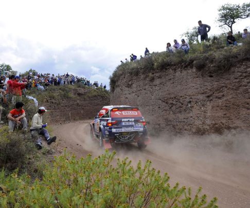 BMW - Dakar 2011veicolo BMW con spettatori sulle dune