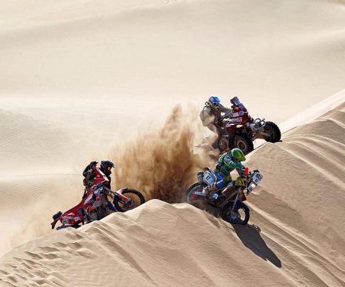 Dakar 2011 - Piloti alle prese con le dune sabbiose