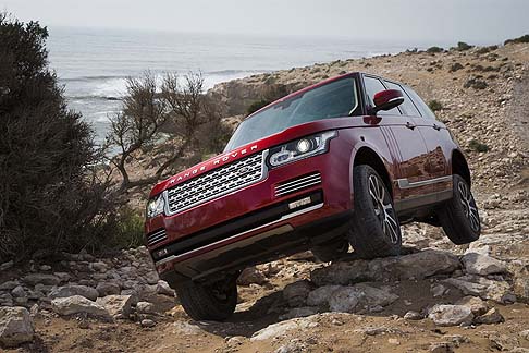 Land Rover - Dal punto vista estetico, le due nuove vetture sono dotate di luci di illuminazione del marciapiede,tetto panoramico con tendina motorizzata e i cerchi da 19 pollici in finitura Satin Dark Gray.