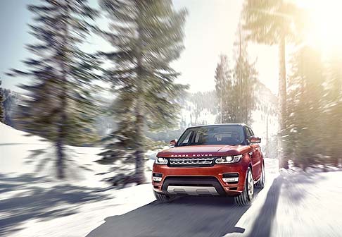 Land Rover - Ricco il pack di dotazioni che include il sistema Adaptive Dynamics a smorzamento continuamente variabile (CVD) e, sulle versioni pi potenti, una modalit Dynamic del Terrain Response 2.