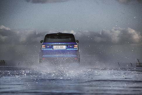 Land Rover - A bordo, i sedili sportivi forniscono un'ulteriore differenziazione visiva e promettono la massima sicurezza per gli occupanti. 