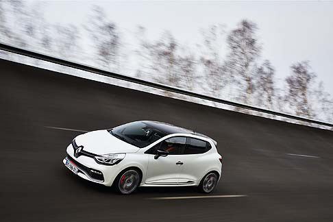 Renault - In dettaglio, il motore della Renault Clio R.S. 220 EDC Trophy dispone del 10% di potenza supplementare e fino a 40Nm di coppia in pi, grazie a una nuova mappatura, un turbo di taglia superiore, un circuito di aspirazione che riduce le inefficienze.